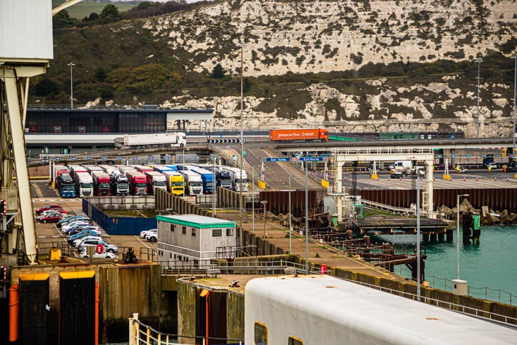 Engpass Dover: Im Hafen gibt es nur wenig Platz zum Ausweichen, wenn der Verkehr durch Zollkontrollen ins Stocken kommt / © Foto: Georg Berg