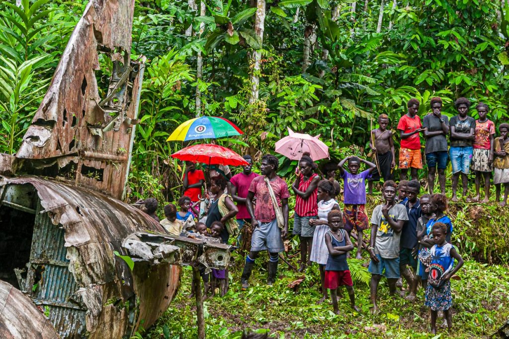 Regenschirme und T-Shirts tragen das Motiv der Landesflagge Bougainvilles / © Foto: Georg Berg