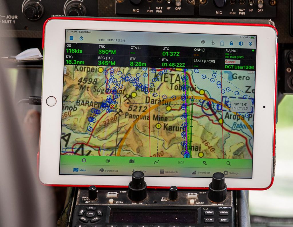 Navigiert wird im Hubschrauber der True North mithilfe eines Tablets / © Foto: Georg Berg