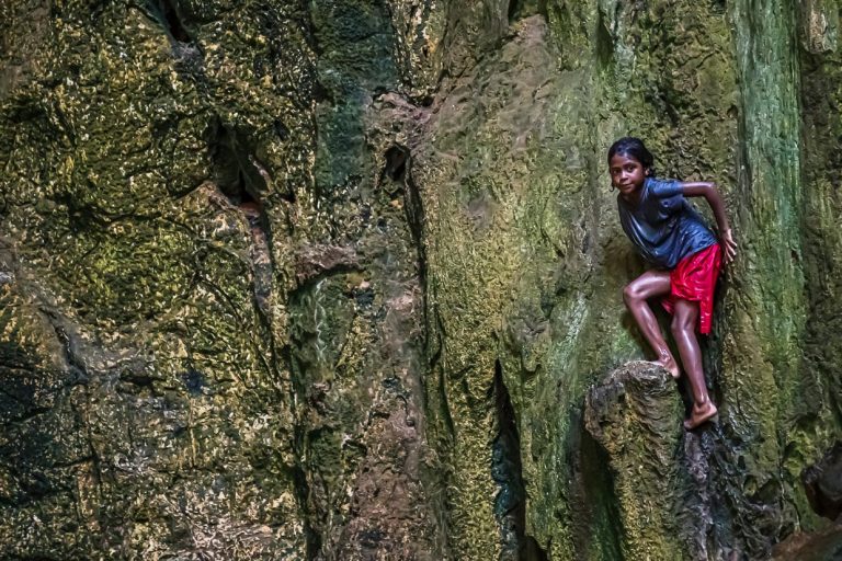 Kinder der Insel Panasia lieben die Felsen einer Höhle als natürlichen Sprungturm / © Foto: Georg Berg