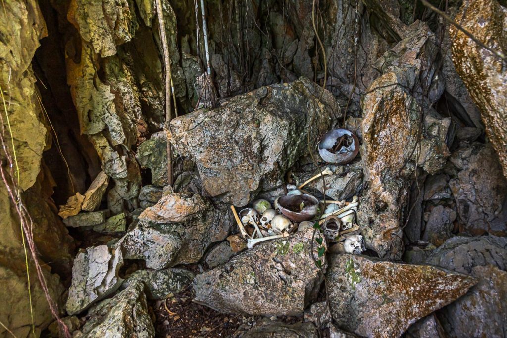 Deutlich sind Schädel und Menschenknochen an der Kannibalen-Kultstätte erkennbar / © Foto: Georg Berg