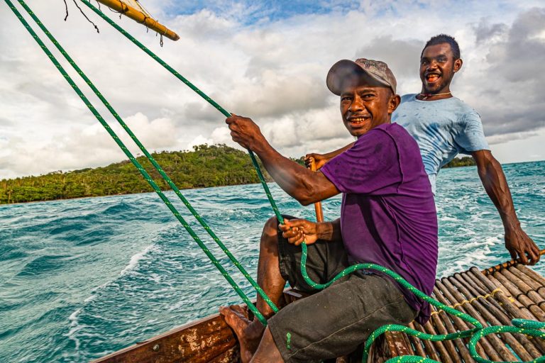 Die Besatzung eines Praus besteht aus mindestens drei Personen. Eine bestimmt hinten den Anstellwinkel des Segel. Ein anderes Besatzungsmitglied steuert durch Gewichtsverlagerung. Mit einem losen Paddel kann geringfügig mitgesteuert werden / © Foto: Georg Berg