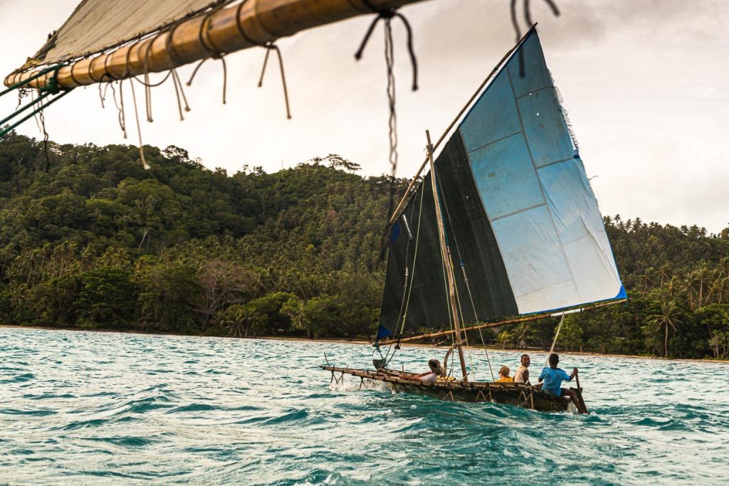 Das für Polynesien typische Prau ist ein hochseetaugliches Segelboot mit Deltaflügel und einem Ausleger, der immer auf der dem Wind zugewandten Luv-Seite liegt  / © Foto: Georg Berg
