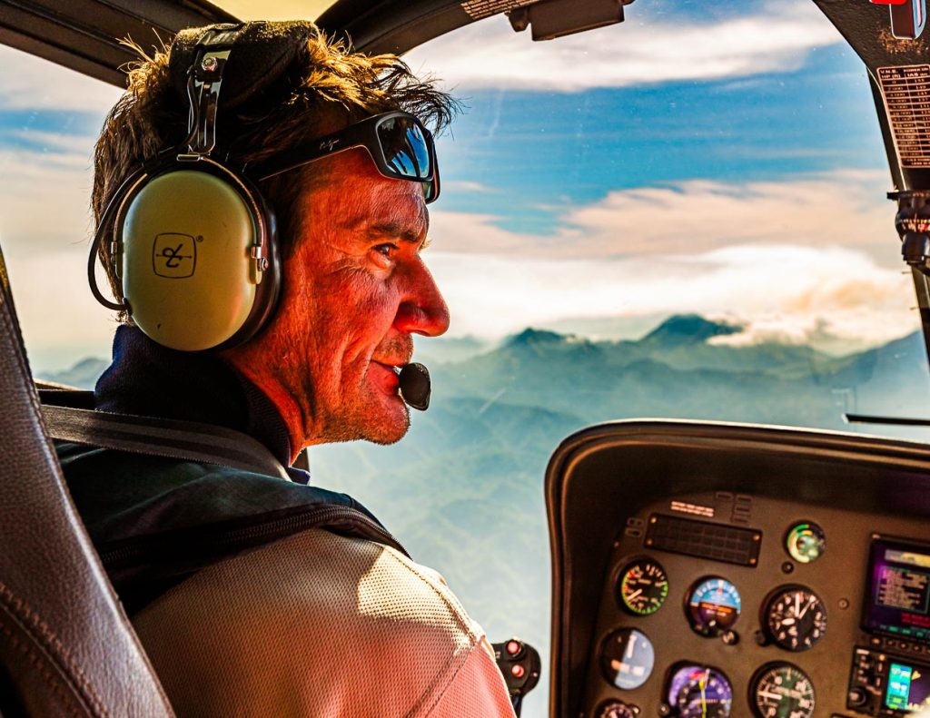 Pilot Alan Carstens erklärt den Mitfliegern über Kopfhörer alle wichtigen Naturphänomene / © Foto: Georg Berg