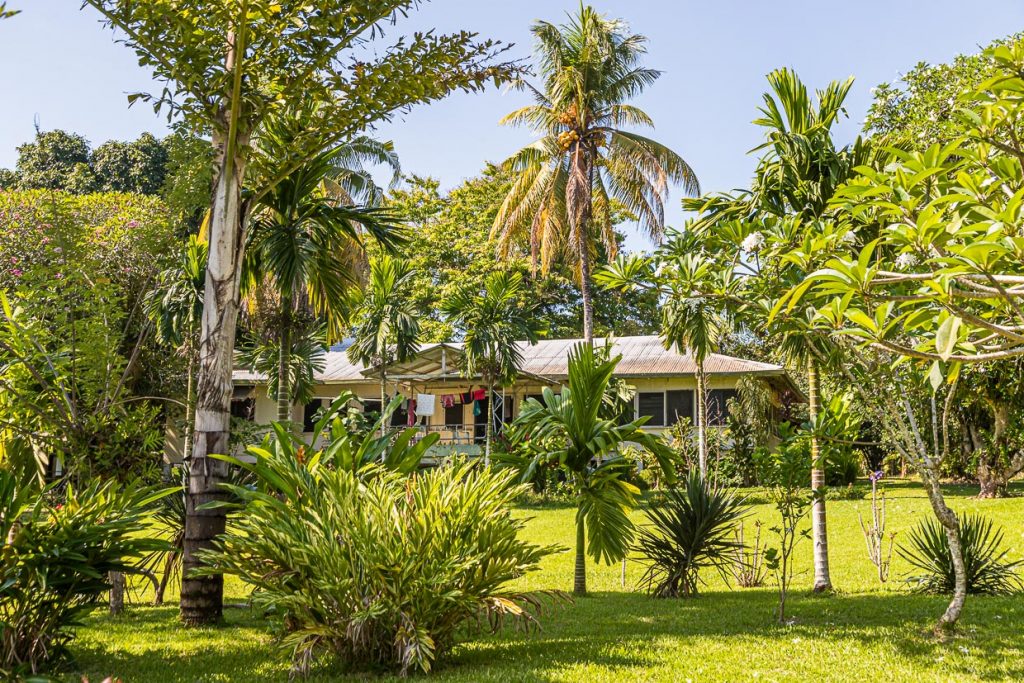 Das ehemalige Amtsgebäude des deutschen Gouverneurs im Verwaltungszentrum der Provinz Bougainville, der Stadt Buka / © Foto: Georg Berg