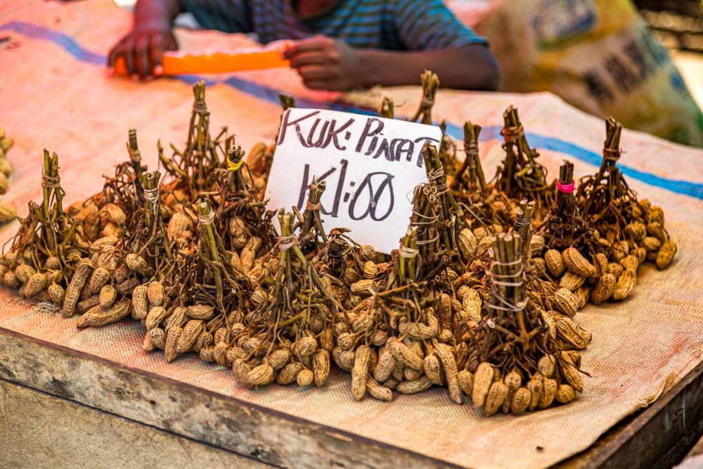 Erdnüsse werden frisch in kleinen Sträußen angeboten / © Foto: Georg Berg