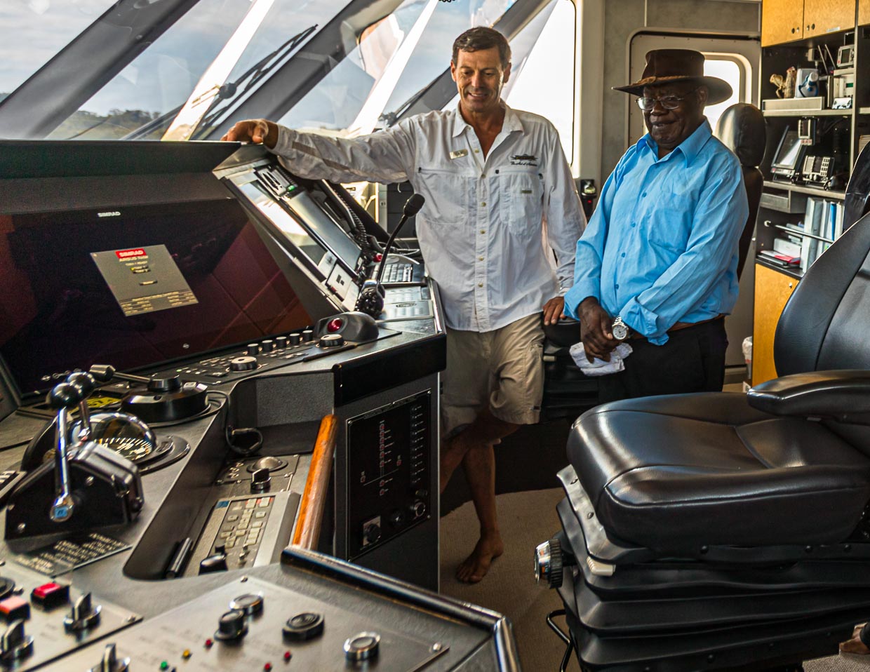 Kapitän Gav Graham und der stellvertretende Regierungschef Bougainvilles, Raymond Masono auf der Kommandobrücke der True North / © Foto: Georg Berg