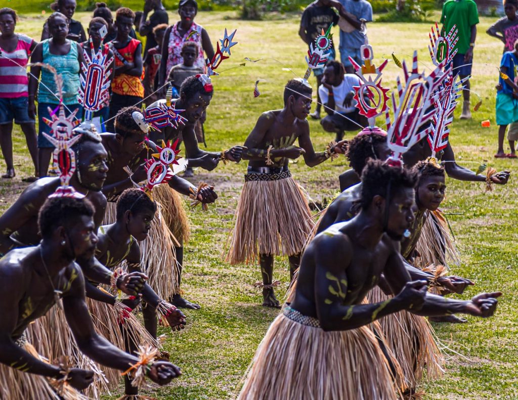 Männliche Jugendliche tragen in Bougainville den Upei auf dem Kopf, wenn sie in den Kreis der Erwachsenen aufgenommen werden. Dieser Ritual-Hut ist zentraler Bestandteil der Landesflagge / © Foto: Georg Berg