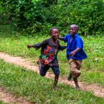 In Sierra Leone verspricht der Schulbesuch eine bessere Zukunft. „Die Reichen weinen auch“, steht auf dem T-Shirt. Wenn sie mal lesen können, haben die Jungen hoffentlich noch mehr Grund zu lachen / © Foto: Georg Berg