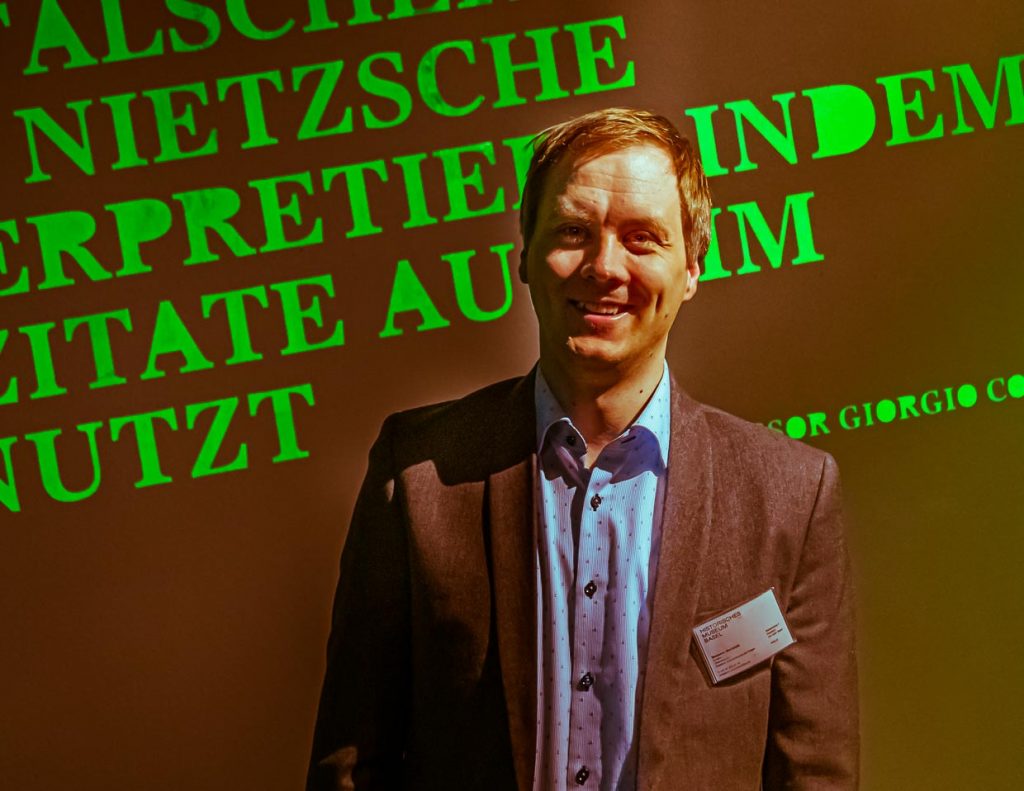 Benjamin Mortzfeld führt als Kurator gelegentlich selbst durch die von ihm konzipierte Ausstellung „Übermensch Nietzsche“ im Historischen Museum Basel / © Foto: Georg Berg
