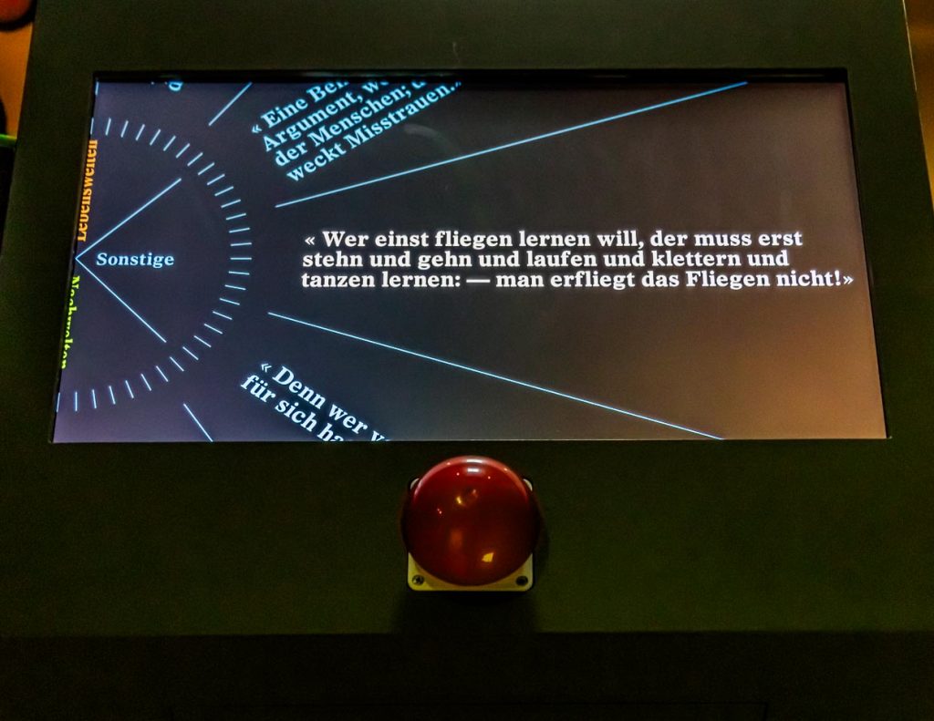 Nietzsches Aphorismen passen heute noch zu vielen Situationen. In der Baseler Ausstellung gibt es einen Automaten, der auf Buzzer-Druck Nietzsche-Zitate zum mitnehmen ausgibt / © Foto: Georg Berg