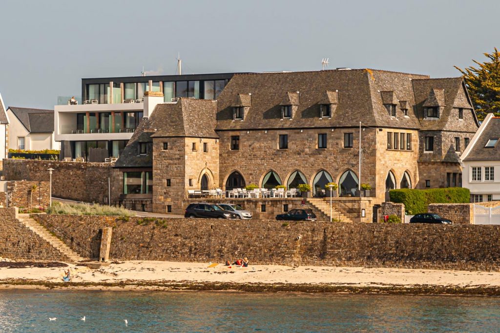 An der Uferpromenade mit kleinem Sandstrand liegt das Relais & Chateaux Hotel Brittany & Spa / © Foto: Georg Berg