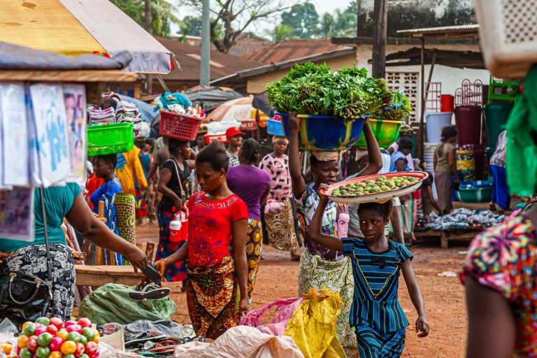 Afrikanische Frauen mit Tabletts und Schüsseln auf dem Kopf / © Foto: Georg Berg