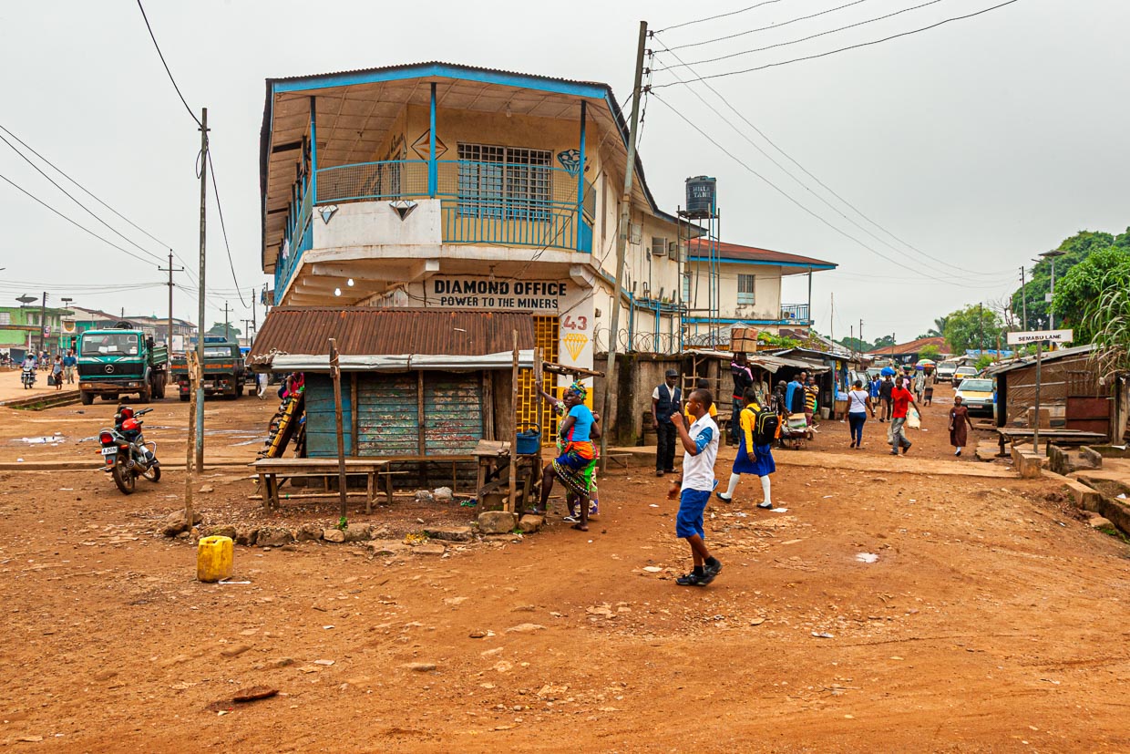 Straße in Kenema mit Diamantenhändlerläden aus Sierra Leone / © Foto: Georg Berg