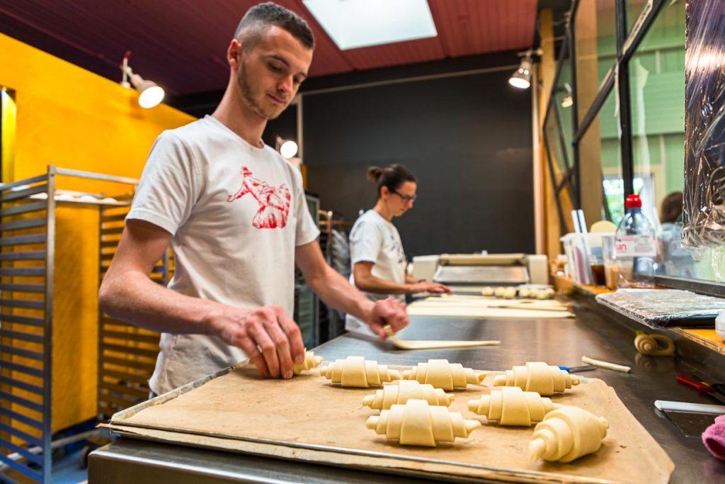 In der Bäckerei KULT kann man die Bäcker bei der Arbeit durch die Scheibe beobachten. Hier entstehen Croissants, die in Basel Gipfel heißen / © Foto: Georg Berg