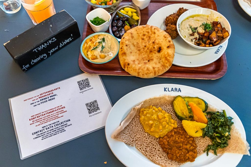 Crossover-Küche: Landestypische Gerichte aus Eritrea und Israel samt Hygieneregeln in Corona-Zeiten / © Foto: Georg Berg