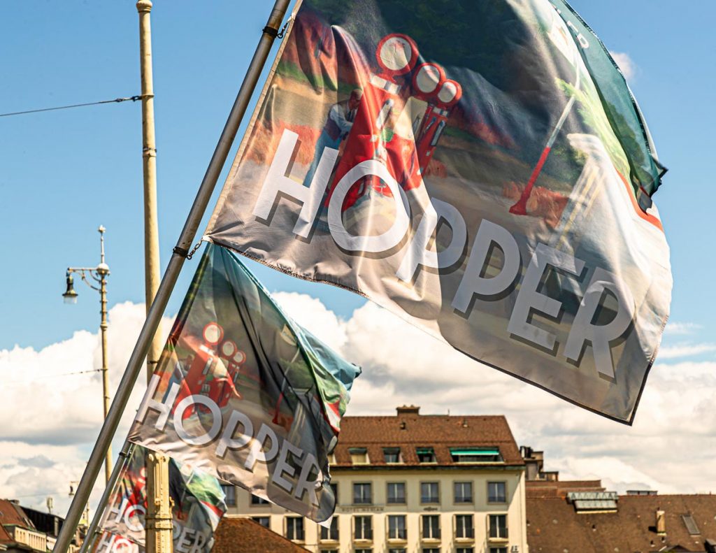 Flaggen auf der Rheinbrücke weisen auf die Edward Hopper Ausstellung hin / © Foto: Georg Berg