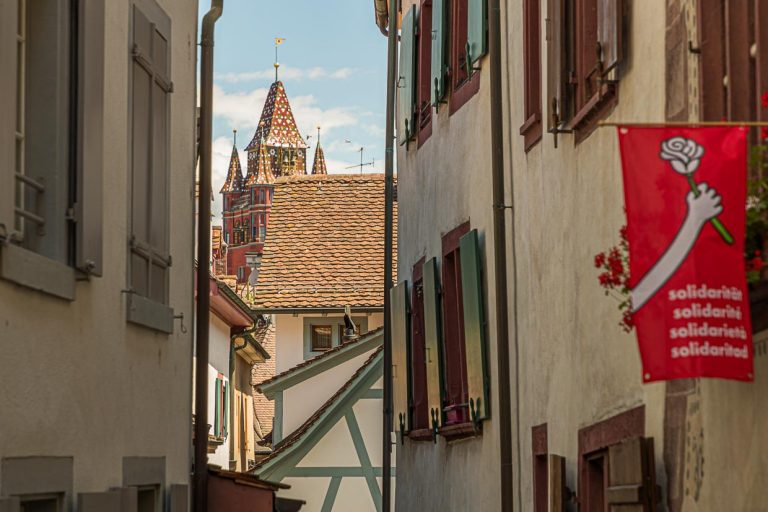 Enge Gassen und das Rathaus von Basel / © Foto: Georg Berg