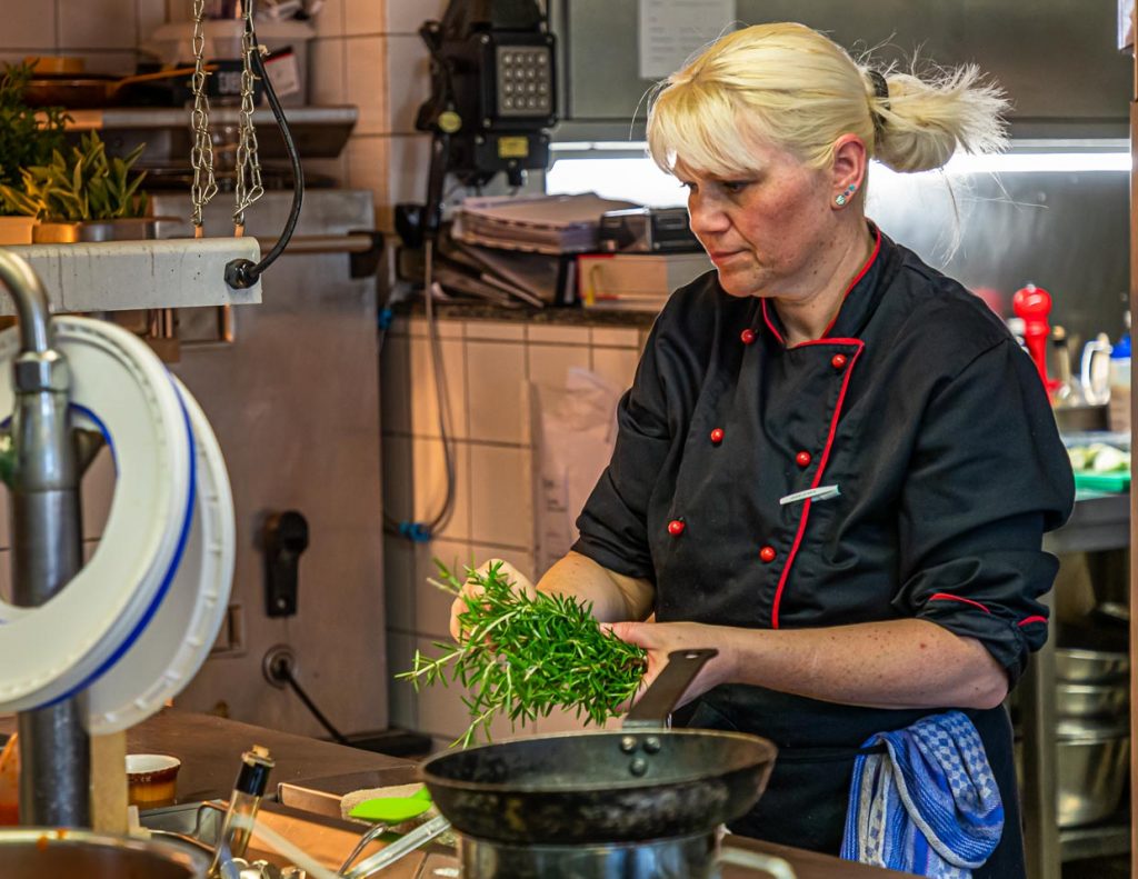Sie bringt die apulische Küche nach Rezepturen auch von Fabio Elias Großmutter auf den Tisch. Küchenchefin Annette Heitzmann verwendet ausschließlich nachhaltige Produkte / © Foto: Georg Berg
