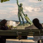 Kopftuchträgerinnen entspannen vor der Ganymed Skulptur auf der Bürkliterrasse in Zürich / © Foto: Georg Berg