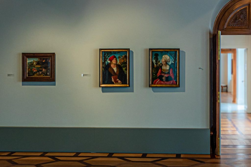 Die Portraits Anna und Johannes Cuspinian von Lukas Cranach d.Ä. in der Villa am Römerholz, erbaut 1915 im Stil einer Direktoren-Villa. Ausdrucksstark sind ebenfalls die Parkettarbeiten / © Foto: Georg Berg