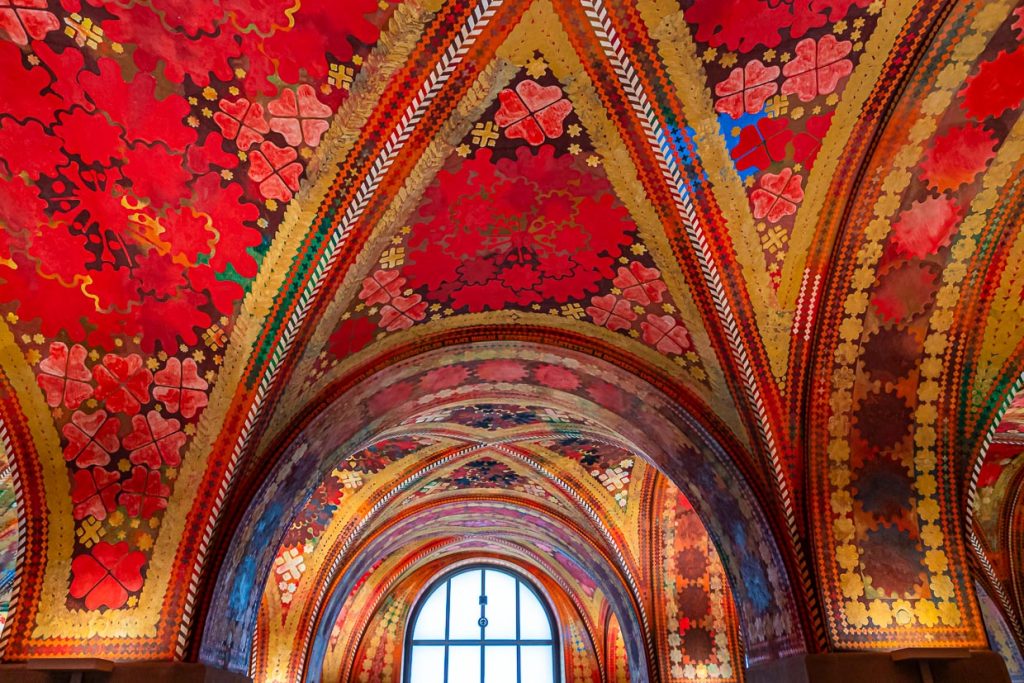 Die Giacometti Fresken in der Eingangshalle der Polizeistation bestehen aus unzähligen Blumenornamenten und geometrischen Mustern / © Foto: Georg Berg