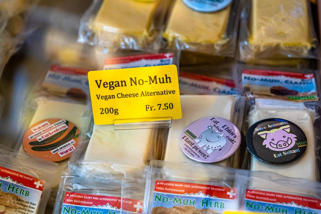 No-Muh, ein veganer Käseersatz, aber vor allem ganz viel Yes-Muh. Im Chäs Chäller gibt es allerlei Käse aus Zürich und den angrenzenden Kantonen / © Foto: Georg Berg