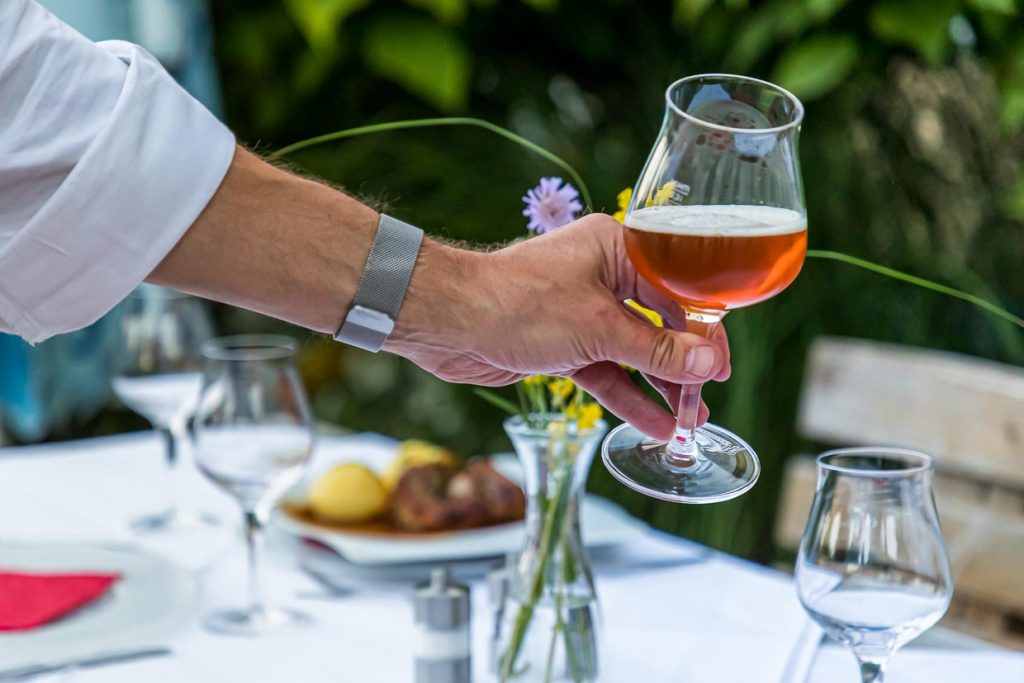 Ein Apéritif muss kein Cocktail oder Crémant mehr sein. In Frankreich wird zu diesem Anlass immer öfter auch Bier getrunken / © Foto: Georg Berg