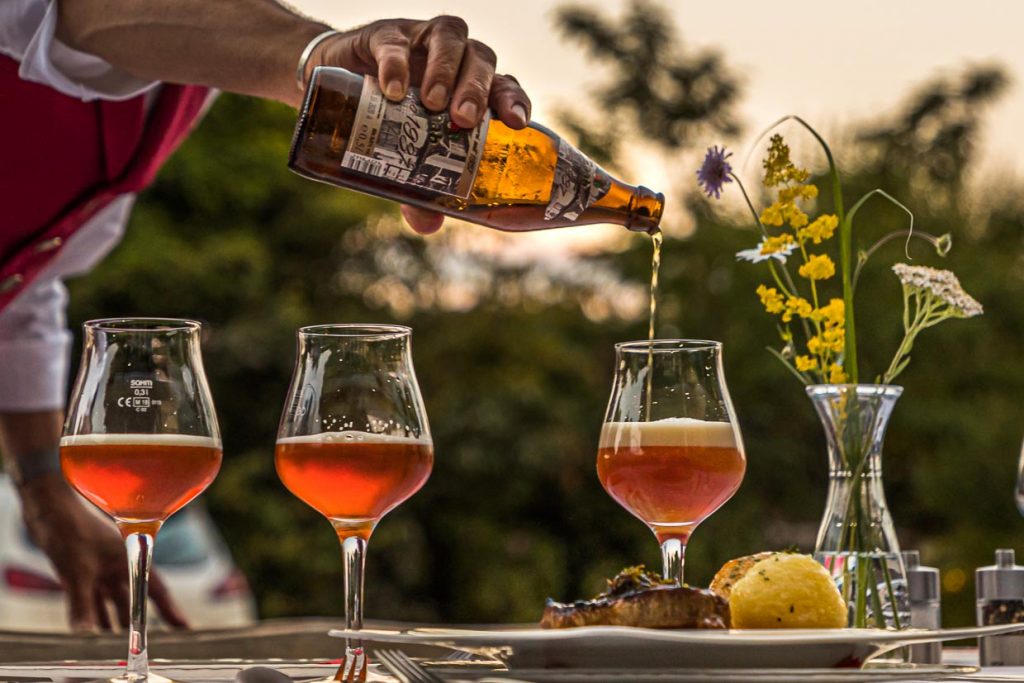 Bei gutem Wetter findet im Garten der Hollerhöfe ein Bier-Seminar statt, begleitet von einem Vier-Gang Menü / © Foto: Georg Berg