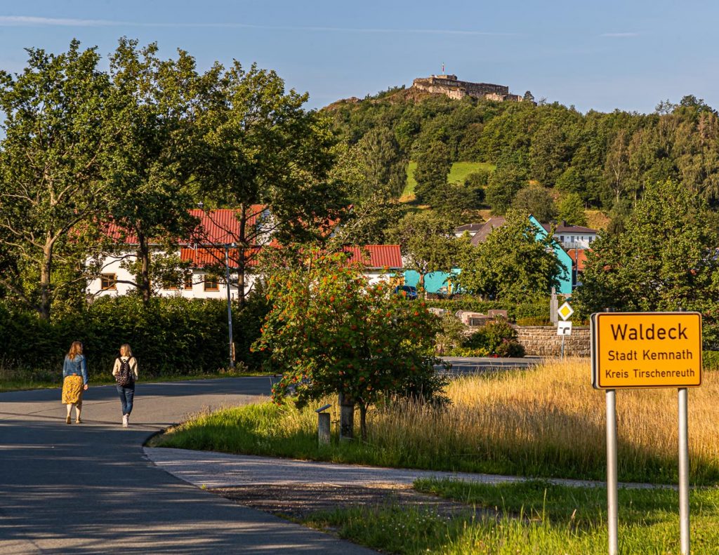 Kräuterspaziergang mit Elisabeth Zintl von den Hollerhöfen in Waldeck / © Foto: Georg Berg