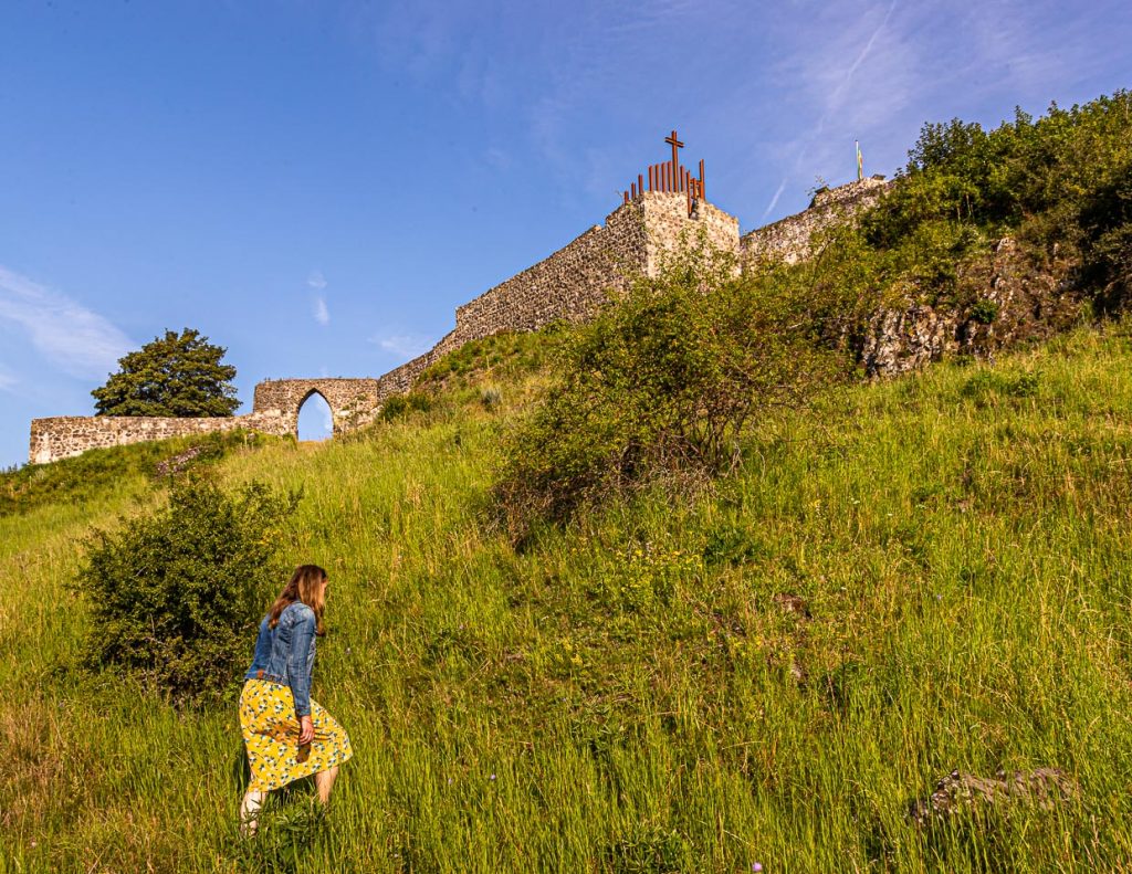 Der Weg hoch auf den Schlossberg ist bei Dorfbewohnern und Gästen gleichermaßen beliebt  / © Foto: Georg Berg