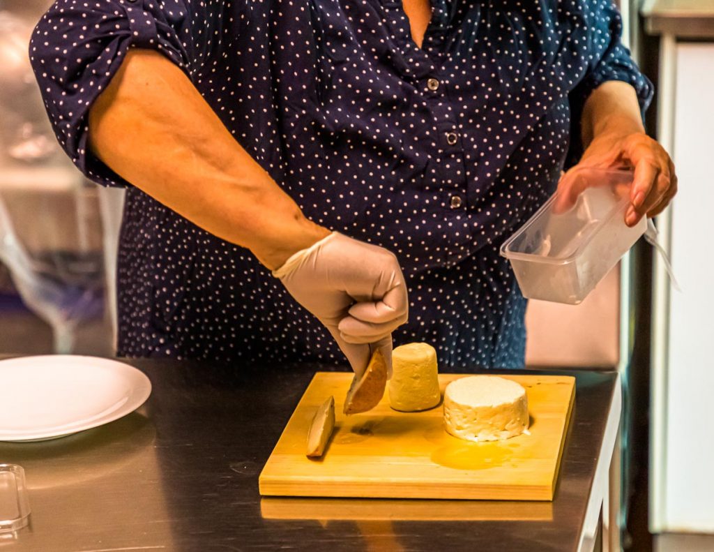 Vom Frischkäse zum Zincarlin. Von einem Tag auf den anderen vervielfacht sich der Geschmack des Käses / © Foto: Georg Berg