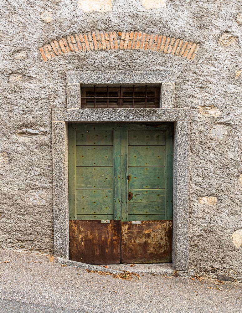 Eingangstüren zu den traditionellen Cantinas auf der Via Cantine di Salorino, Circolo di Mendrisio, Switzerland / © Foto: Georg Berg
