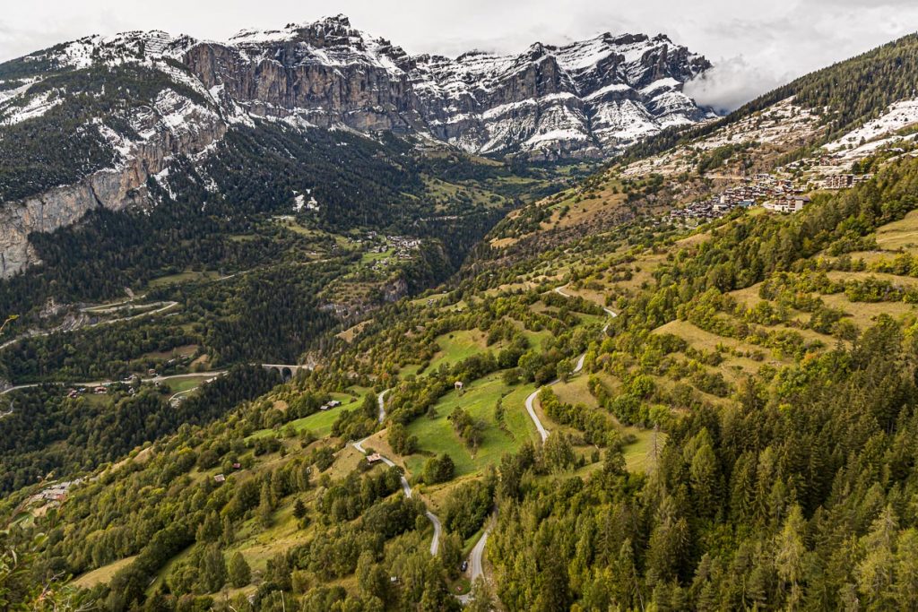 Im Rhonetal können Rennradfahrer flache Etappen durch die Ebene mit steilen Pässen hinaus bis auf 2.600 Meter kombinieren / © Foto: Georg Berg