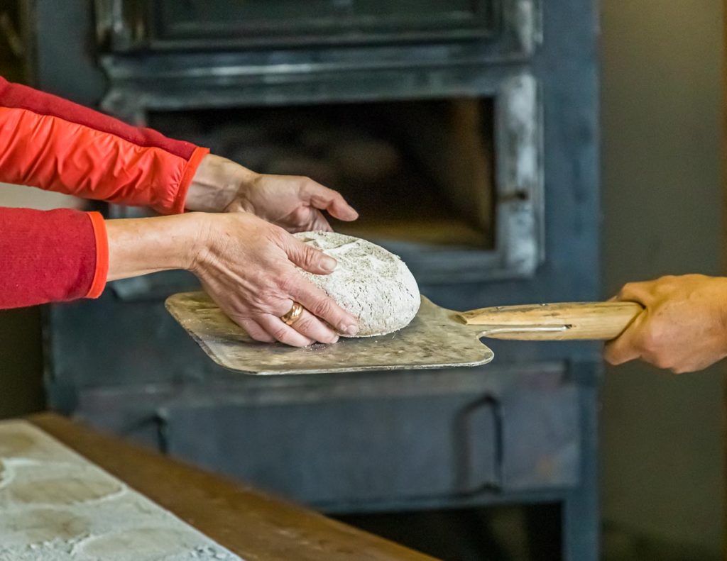 Ab in den Ofen. Bei rund 300 Grad werden die Roggenbrote gebacken / © Foto: Georg Berg