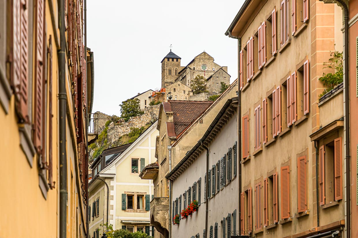 Sion, ist Wallis' Kantonshauptstadt und auch unter dem deutschen Namen Sitten bekannt. Über der Stadt thronen die Burgen Valère und Tourbillon / © Foto: Georg Berg