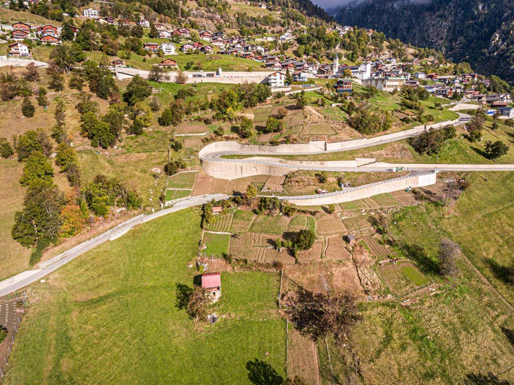 Eine Serpentinenstraße windet sich durch die alten Safran-Äcker von Mund im Schweizer Kanton Wallis / © Foto: Georg Berg