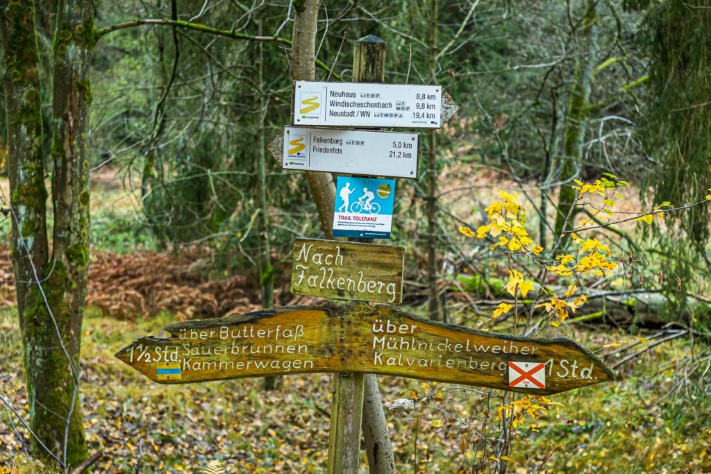 Märchenhafte Kulisse entlang der Waldnaab. Einer der schönsten Abschnitte im Waldnaabtal beginnt in Falkenberg / © Foto: Georg Berg