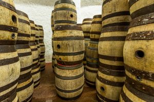 Im Felsenkeller am Stephansberg der Heller-Bräu, die seit 1866 von Familie Trum geführt wird. Brauer waren früher oft auch Büttner, die die Fässer herstellten / © Foto: Georg Berg