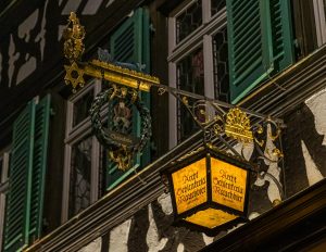 Der Schlenkerla ist allgegenwärtig. So nannten die Bamberger den Bierbrauer Andreas Graser, zweiter in der Generation der heutigen Eigentümerfamilie. Er schlenkerte beim Gehen auffällig mit den Armen und bekam so seinen Spitznamen / © Foto: Georg Berg