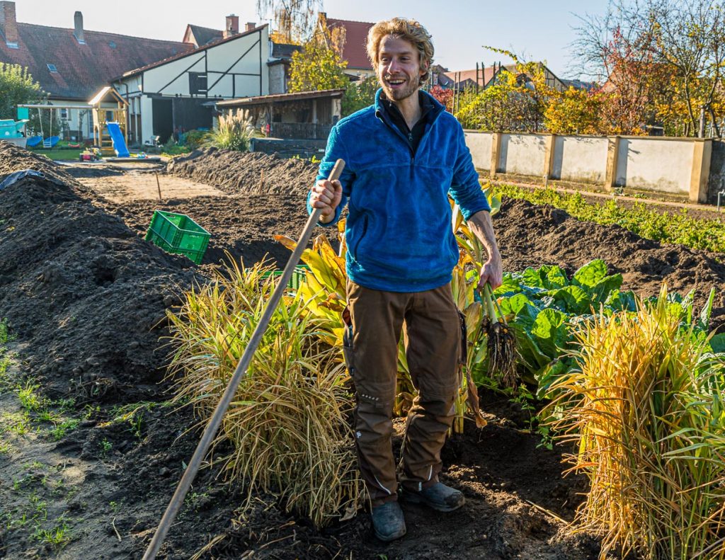 Auf dem Stadtacker umgeben von Wirsing, Kurkuma und Ingwer erzählt Sebastian Niedermaier von einigen der über 60 Gemüsesorten, die sein Betrieb anbietet / © Foto: Georg Berg