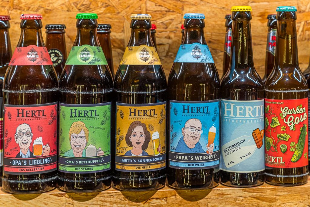 Die Familie ist immer mit dabei: Hier eine Auswahl der Biere aus der Hertl Brauerei / © Foto: Georg Berg