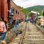 Wenn der Zug auf Sri Lanka nicht am Bahnsteig ankommt ... / © Foto: Georg Berg
