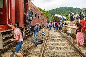 Wenn der Zug auf Sri Lanka nicht am Bahnsteig ankommt ... / © Foto: Georg Berg
