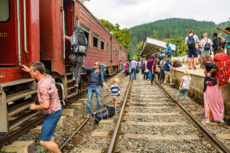 Wenn der Zug auf Sri Lanka nicht am Bahnsteig ankommt ... / © Foto: Georg Berg