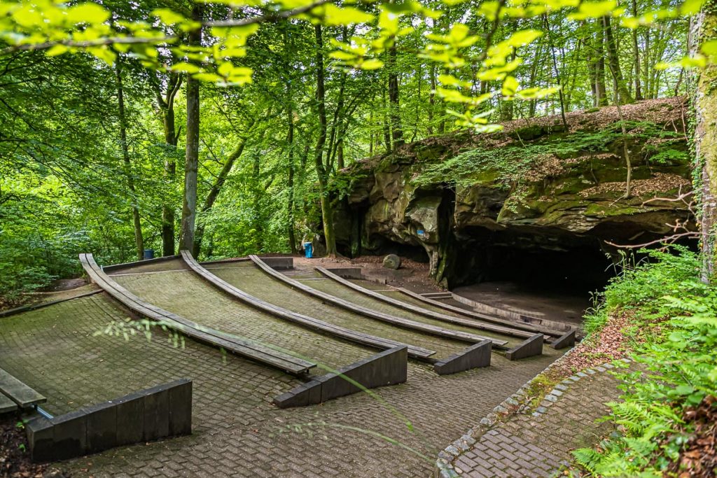 Auch die Bühne des Amphitheaters war früher ein Steinbruch für Mühlsteine / © Foto: Georg Berg