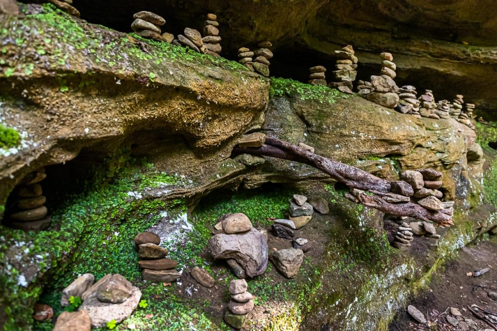 Felsen in groß und in klein. Neben den wuchtigen Felsformationen stößt man hier auch auf unzählige Arrangements von Steinmännchen / © Foto: Georg Berg