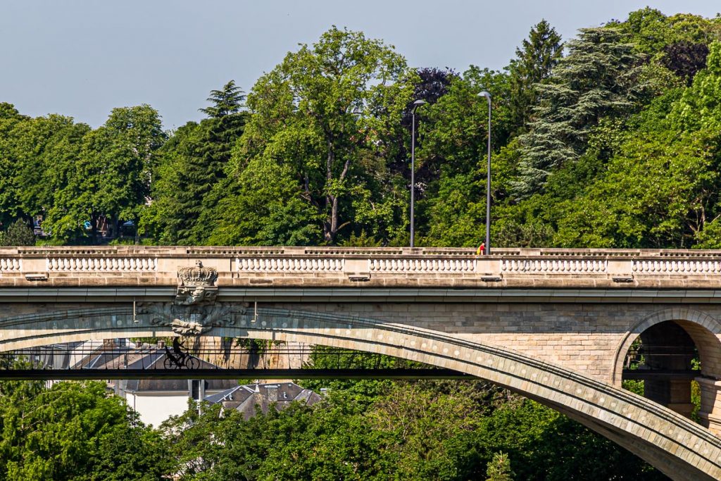 Die Adolphe Brücke, erbaut 1903, ist bis heute eine der größten Steinbogenbrücken der Welt. 2017 wurde sie um eine vier Meter breite, zweite Ebene für Radfahrer und Fußgänger erweitert / © Foto: Georg Berg