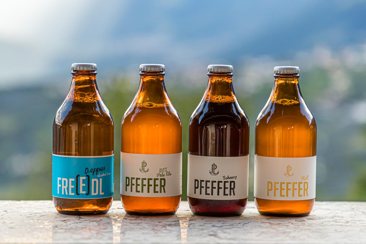 Vier verschiedene Sorten Flaschenbier der Hausbrauerei Pfefferlechner in Lana, Südtirol, Italien / © Foto: Georg Berg