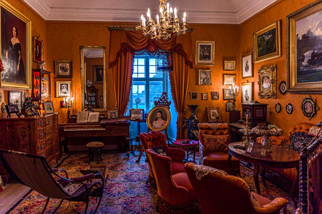 Einblicke in den Damen-Salon auf Schloss Egeskov. Beinahe kann man das dezente Klappern der Teetassen hören / © Foto: Georg Berg